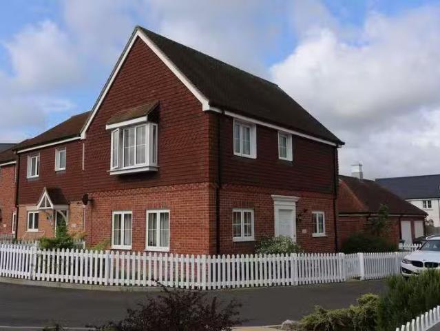 Cheap 2 BA 3 bedroom property for rent in Meadow Drive, Henfie.