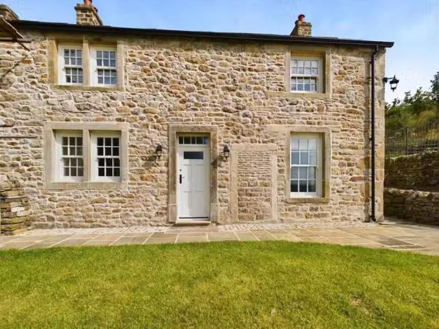 Deal! 2 BA 3 bedroom semi detached house for rent in Orms Gill.
