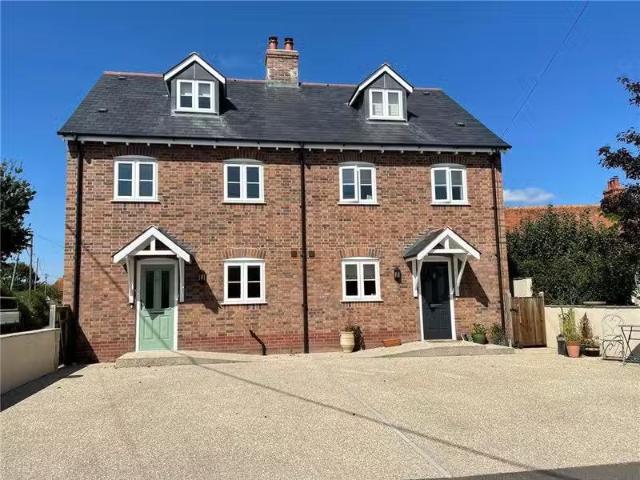 For Rent! 2 BA 3 bedroom semi detached house for rent in Bat A.
