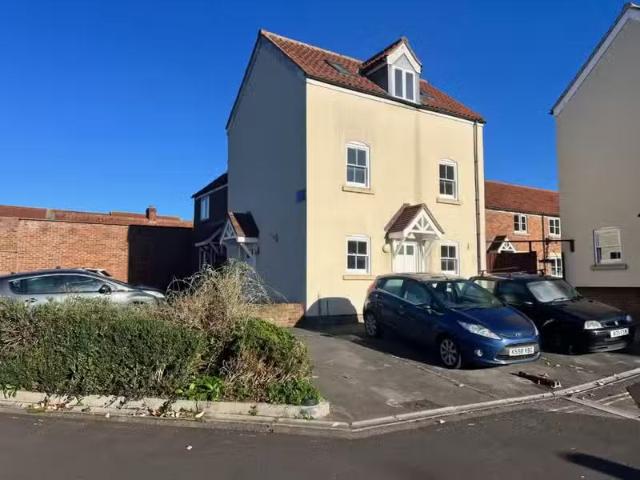 Cheap 2 BA 3 bedroom semi detached house for rent in Feversham.