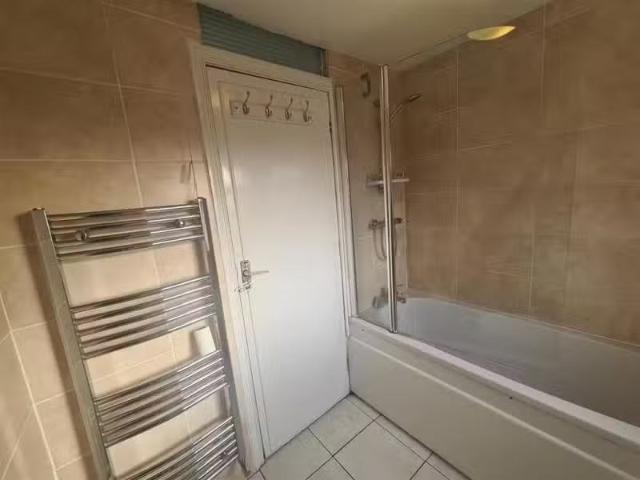 Cheap 2 BA 3 bedroom semi detached house for rent in Hugh Road.