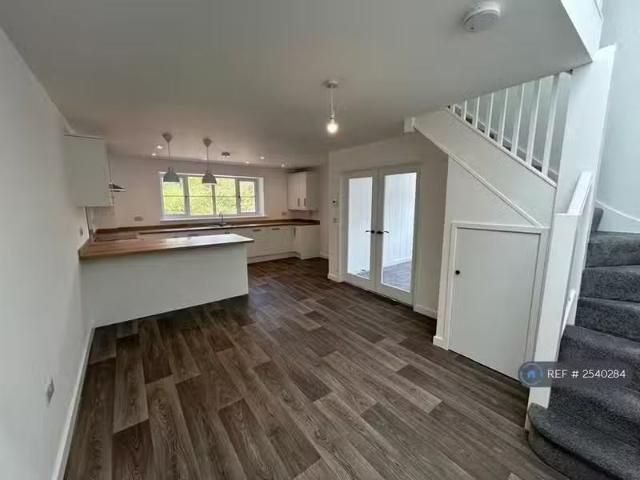 Charming 2 BA 3 bedroom semi detached house for rent in Hill R.