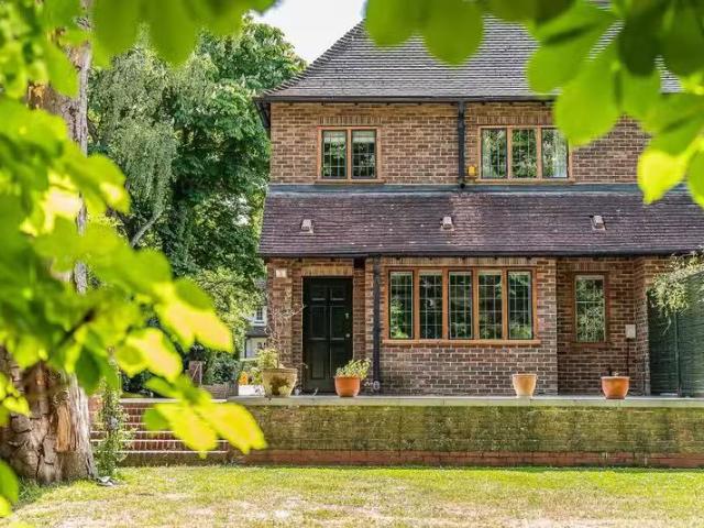 New 2 BA 3 bedroom semi detached house for rent in The South B.
