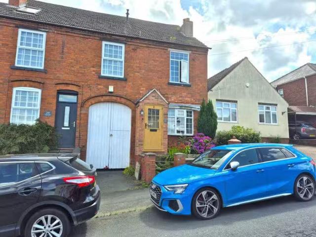 For Rent! 2 BA 3 bedroom semi detached house for rent in Winds.