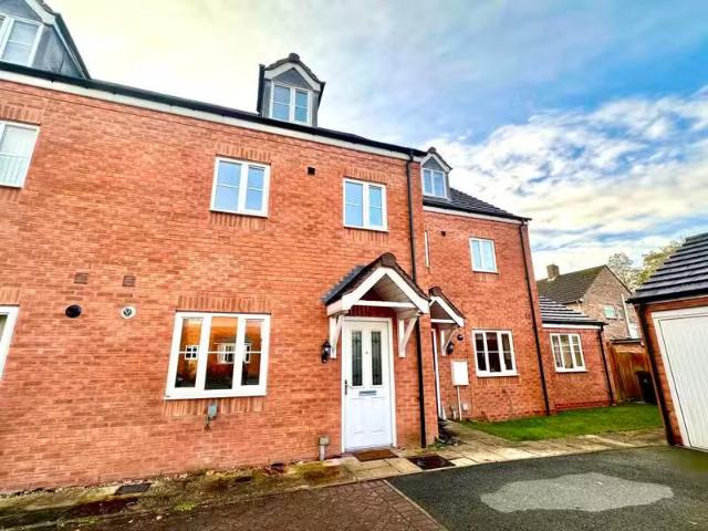 Nice 2 BA 4 bedroom town house for rent in Brightwater Close.