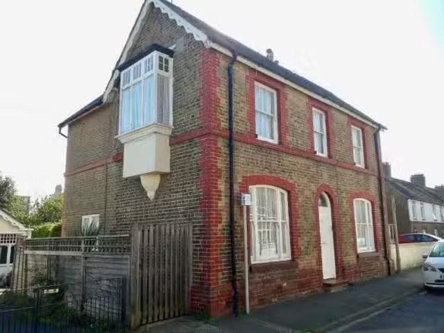 For Rent! 2 BA 4 bedroom detached house for rent in College Ro.