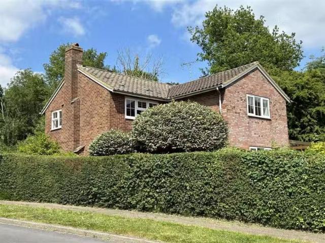Rental! 2 BA 4 bedroom detached house for rent in Pentley Park.