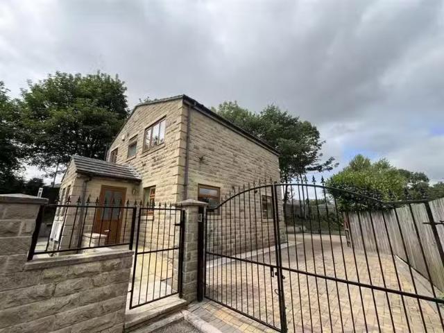 Cozy 2 BA 4 bedroom detached house for rent in Royd Street, Wy.