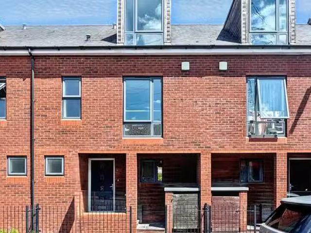 Cozy 2 BA 4 bedroom house for rent in Ashley Mews, Portview Ro.