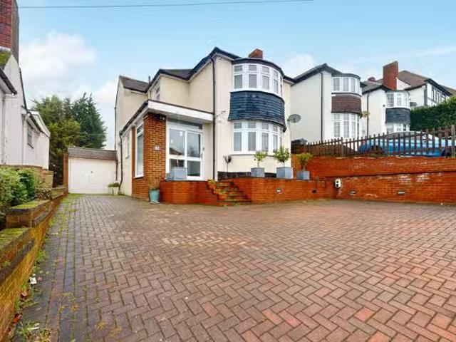 Cozy 2 BA 4 bedroom house for rent in Lynmouth Rise, Orpington.
