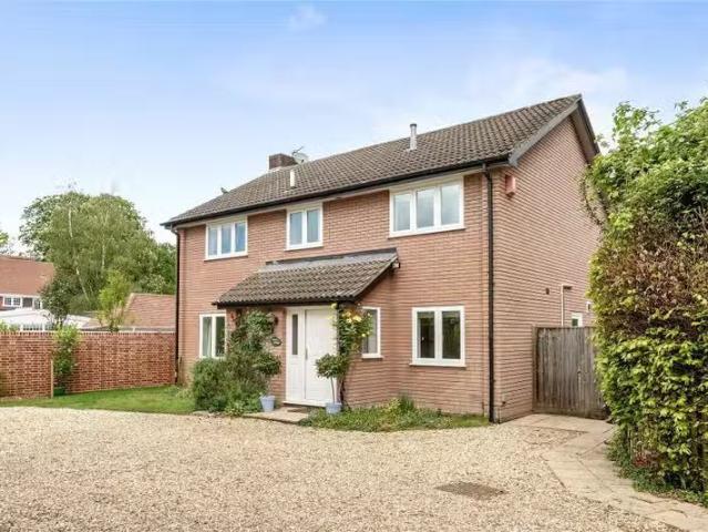 Rental! 2 BA 4 bedroom property to let in The Paddock, Brocken.