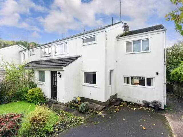 Cozy 2 BA 4 bedroom semi detached house for rent in Meadow Gro.