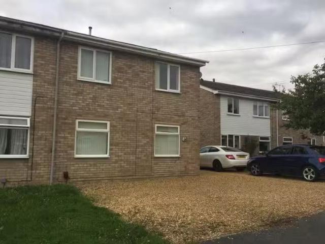 Deal! 2 BA 4 bedroom semi detached house for rent in Priory Av.