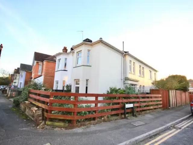 Unique 2 BA 4 bedroom semi detached house for rent in Queensla.