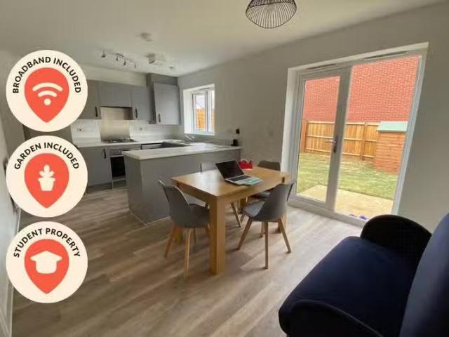 Deal! 2 BA 4 bedroom semi detached house for rent in Shepherd.