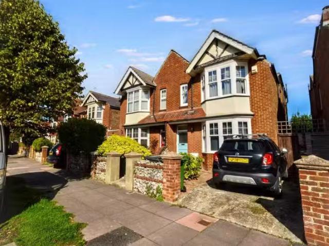 For Rent! 2 BA 4 bedroom semi detached house for rent in Victo.