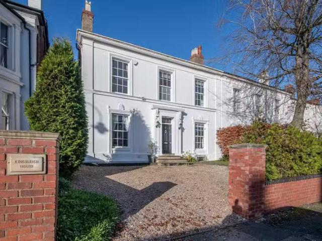 Cheap 2 BA 4 bedroom semi detached house for rent in Wellingto.