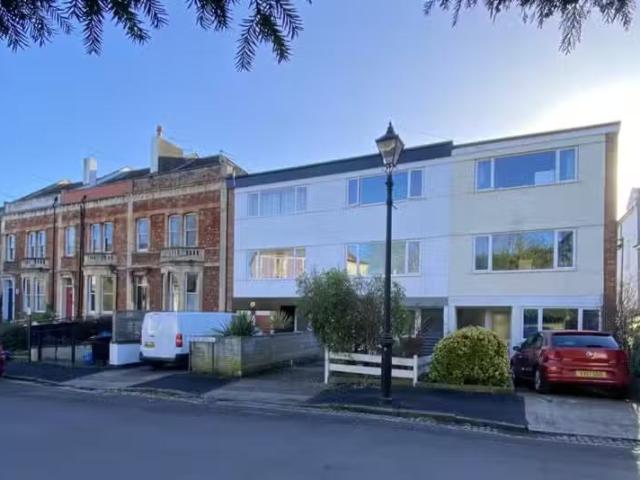 Cheap 2 BA 5 bedroom terraced house for rent in Fairview Drive.