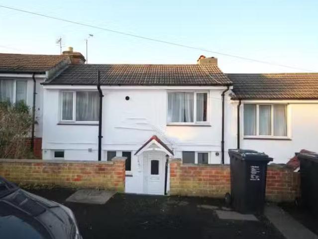 Nice 2 BA 5 bedroom terraced house for rent in Mafeking Road.