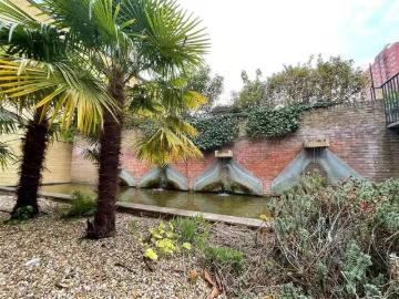 Just in! 2 bedroom apartment for rent in Berkley Court, Berkle.