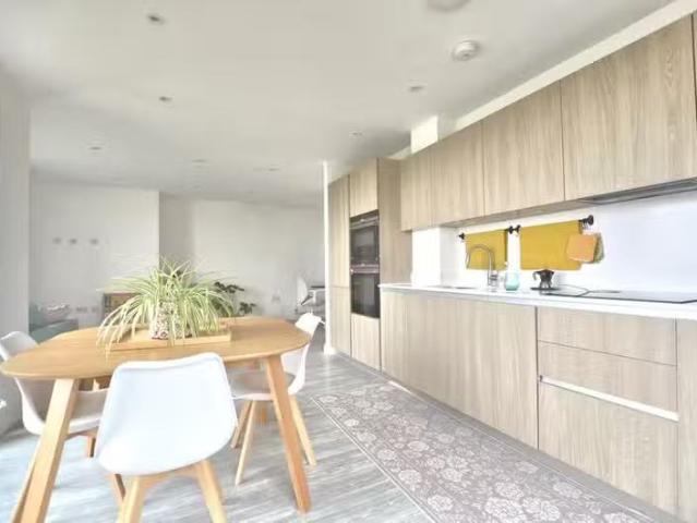 Nice 2 bedroom apartment for rent in Hobson Avenue, Trumpingto.