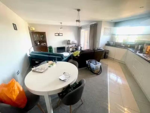 Nice 2 bedroom apartment for rent in Listowel Road, Kings Heat.