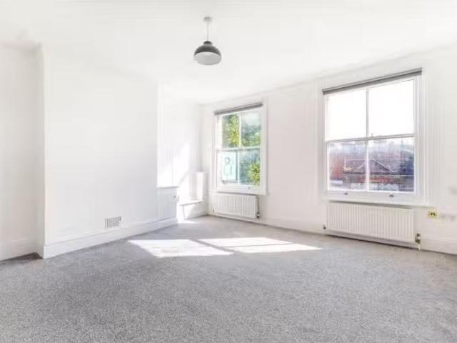 Deal! 2 bedroom apartment for rent in The Leys, 38 High Street.