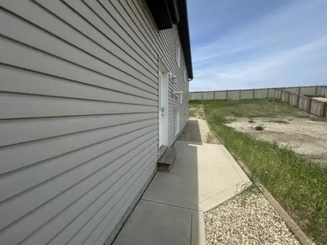 For Rent 2 Bedroom Apartment Grande Prairie AB DS103179092
