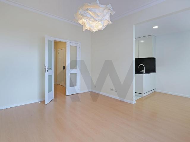 For Rent — 2 Bedroom Apartment with 2 Balconies — Avenida da Boavista, City Park — Porto