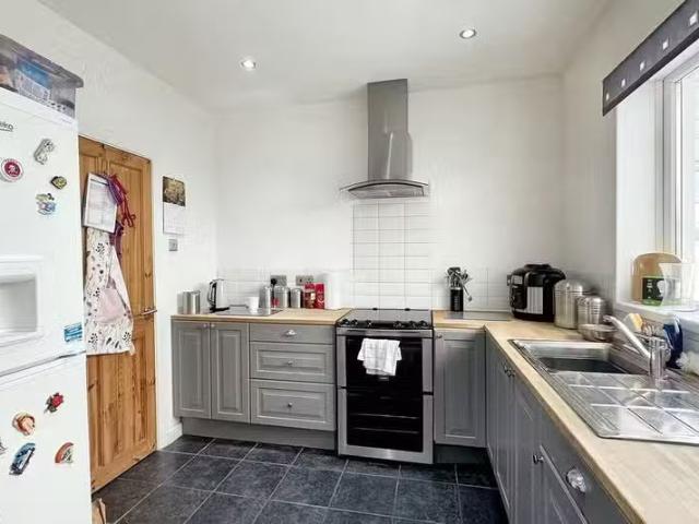 For Rent! 2 bedroom detached bungalow for rent in Orchard Clos.