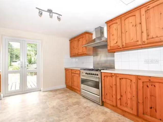 Charming 2 bedroom end of terrace house for rent in North Comm.