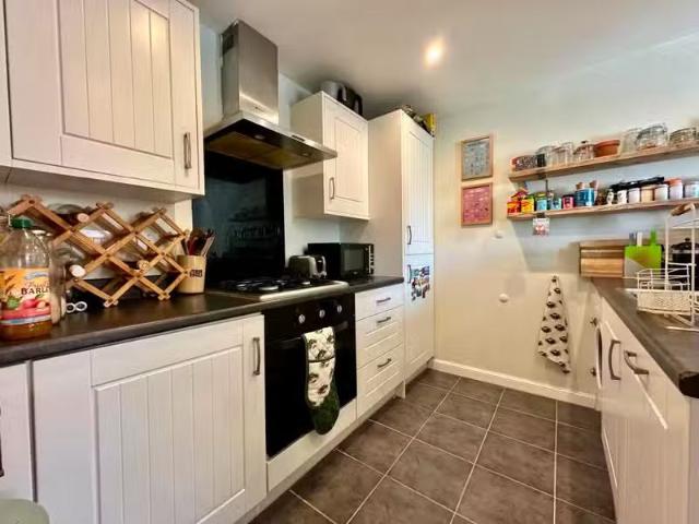 Rental! 2 bedroom end of terrace house for rent in Sarnia Clos.