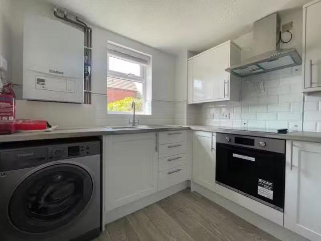 Just in! 2 bedroom end of terrace house for rent in Packwood C.