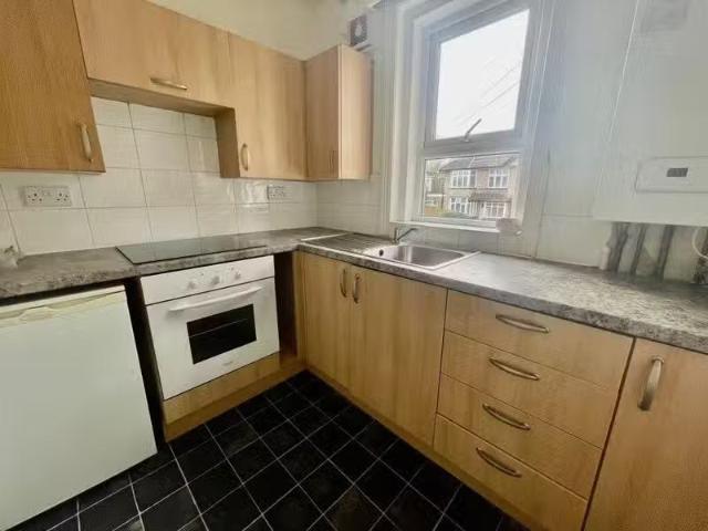 Unique 2 bedroom flat for rent in Maxwell Road, Charminster P.
