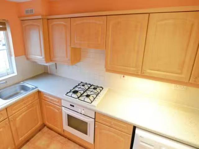 For Rent! 2 bedroom flat for rent in Puddingstone Drive, St Al.