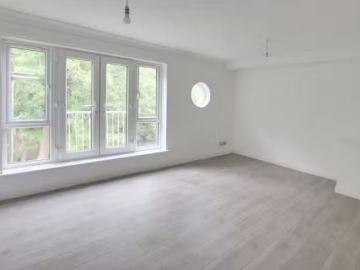 Nice 2 bedroom flat for rent in Riverside Walk, The Alders, We.