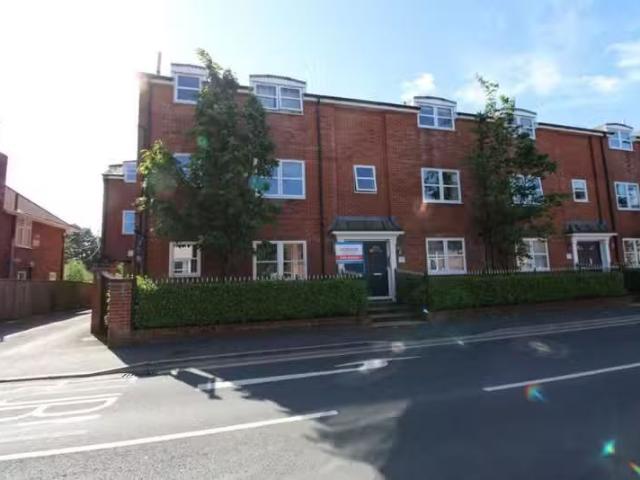 Cozy 2 bedroom flat for rent in Salisbury Road, Blandford Foru.