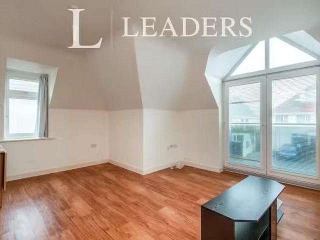 Unique 2 bedroom flat for rent in Southbourne Overcliff Drive.