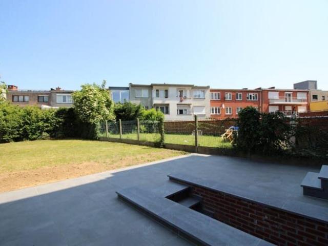 FOR RENT 2 bedroom flat + gardens