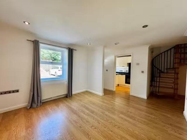 For Rent! 2 bedroom maisonette for rent in Alumhurst Road, Wes.