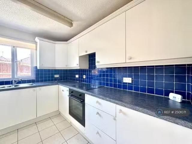 Cozy 2 bedroom semi detached house for rent in Manley Close, T.