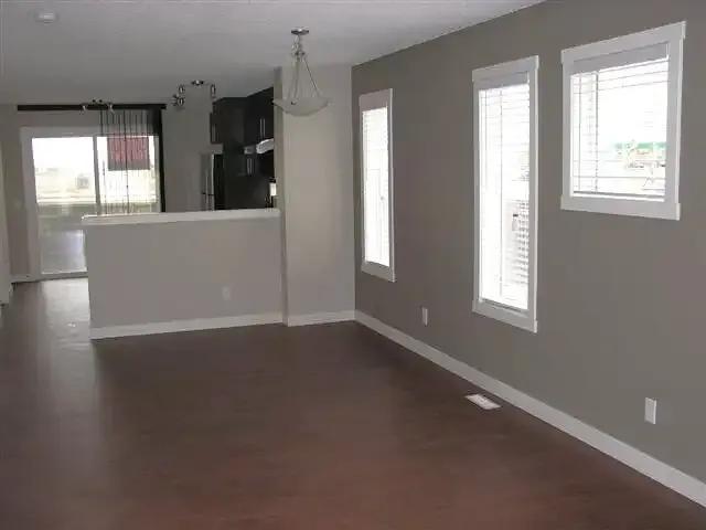 For Rent 2 Bedroom Townhouse Airdrie AB DS104991515