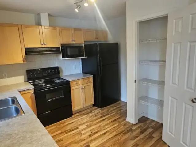 For Rent 2 Bedroom Townhouse Calgary AB DS104681641