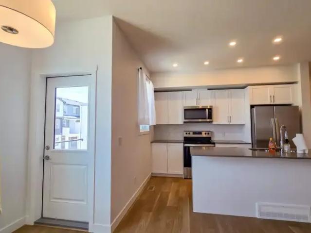 For Rent 2 Bedroom Townhouse Calgary AB DS105505682