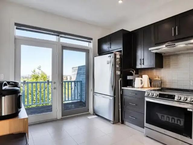 For Rent 2 Bedroom Townhouse Calgary AB DS105110784