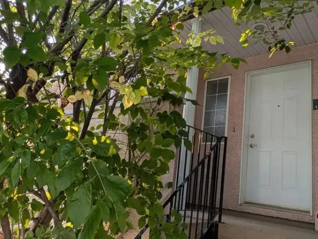 For Rent 2 Bedroom Townhouse Calgary AB DS105110864