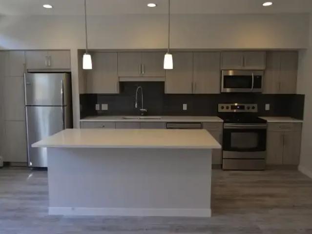 For Rent 2 Bedroom Townhouse Calgary AB DS105150982