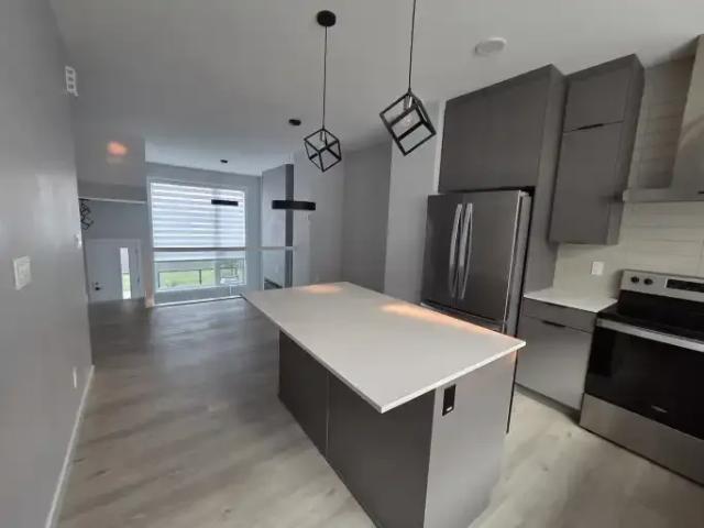 For Rent 2 Bedroom Townhouse Edmonton AB DS104224321