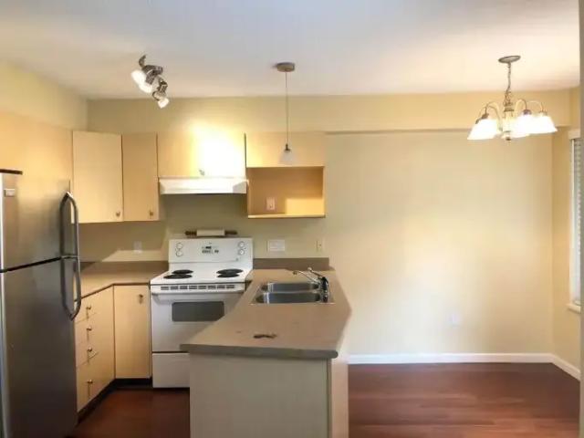 For Rent 2 Bedroom Townhouse Surrey BC DS104941008