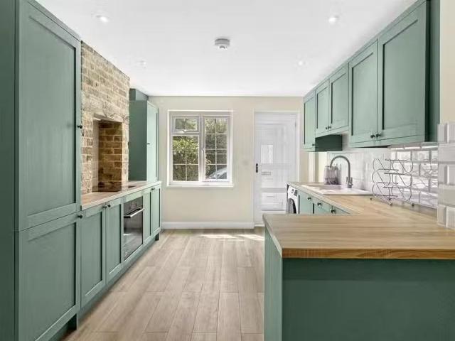 Nice 2 bedroom terraced house for rent in Rosemary Rd, Waterbe.
